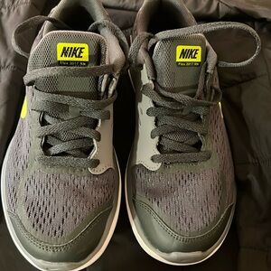Nike boys size 2.5 Y flex 2017 RN